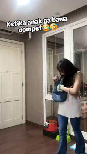 Lee Jeong-hoon Instagram - Ketika anak ga bawa dompet ... tinggal tarik ATM nya aja 🤣😂🤣😂
Siapa setuju??