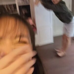 Lee Jeong-hoon Instagram - Bikin anak ketawa itu susah2 gampang~~
Sekali2 appa nya berusaha keras buat bikin ❤️ 🤣😂

Seberapa sering bilang sayang sama anak?