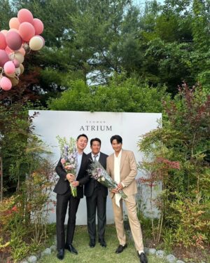 Lee Ji-hoon Instagram - #결혼식

행복하십쇼♡
조세호남창희 #조남지대
진지한대 왜 우껴 진짜😃
진호랑 상준씬 최고의 콤비😁
축가는 창열이형 바비형 임한별 박구윤
오늘의 주인공 유희관👍

자갸 다음식엔 셋이 가겠다❤️

#웨딩#결혼식#야외
#축가#지금이순간