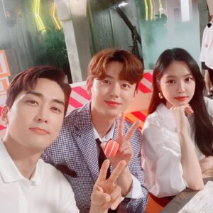 Lee Ji-hoon Instagram - #저녁같이드실래요  언제나 멋있고 젠틀하고 재밌는 승헌이형❣️. 언제나 귀여운 막내 나은이 😛그리고 마카롱 가지고 있는 이지훈 😁  #송승헌  #손나은