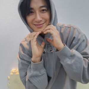 Lee Ji-hoon Instagram - 몇년에 한번 볼까말까한 제주 풍경
천백고지를 넘어 서귀포로 가는 길은
겨울을 지나 여름을 맞이 하는 느낌이랄까
너무 힐링이다 그리고 예술의전당에서
갈라콘까지 너무 행복한 시간이었다

#신영숙#이지훈#아름다운나라