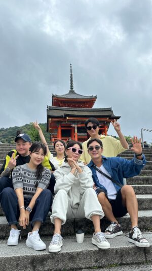 Lee Ji-hoon Instagram - 🇯🇵우리는 지금 교토 ”키요미즈데라“
그 말로만 듣던 교토에 이곳!
그저 영상에 다 못 담는 미친 절경이 아쉬울 뿐!
부부 동반 우정 여행 너무 좋네요~

#부부동반
#우정여행
#이지훈랑아야
#정범이와한빛이
#나와혜라니
#교토여행강강추요