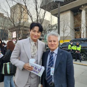 Lee Ji-hoon Instagram - #부활전야

CTS 부활절 기념 음악회
기적의 부활절을 맞아 부활전야에
뜻깊은 공연에 MC하고 왔네요
우리 모두의 삶에 기적이 함께 하길 기도합니다

현준이형 몇년 후 저의 모습이네요
앞길 잘 닦아 주셔서 감사합니다❤️
@_shinhyunjoon_