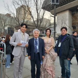 Lee Ji-hoon Instagram - #부활전야

CTS 부활절 기념 음악회
기적의 부활절을 맞아 부활전야에
뜻깊은 공연에 MC하고 왔네요
우리 모두의 삶에 기적이 함께 하길 기도합니다

현준이형 몇년 후 저의 모습이네요
앞길 잘 닦아 주셔서 감사합니다❤️
@_shinhyunjoon_