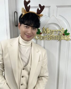 Lee Ji-hoon Instagram - #갈라콘

한주간
안동 부산 정읍 광주
오신분들에게 최고의 행복을 느끼게 해드리기💞
너무너무 행복한 밤이었습니다👍

#내년에또만나요🖐