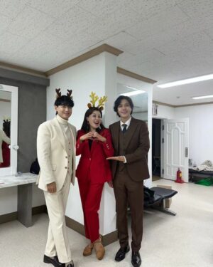 Lee Ji-hoon Instagram - #갈라콘

한주간
안동 부산 정읍 광주
오신분들에게 최고의 행복을 느끼게 해드리기💞
너무너무 행복한 밤이었습니다👍

#내년에또만나요🖐