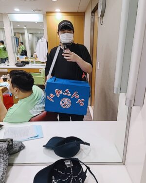 Lee Jin-ho Instagram - 무더운 폭염에 아이스케키 통에 
하드🍦를 가득 채워서 팬분들이 보내주신 덕분에
코빅 가족들과 시원하게 아이스크림 먹었습니다😁
아이스케키 통을 제작까지 하셨다니 ㅠ
정말 감사합니다😘