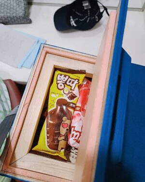 Lee Jin-ho Instagram - 무더운 폭염에 아이스케키 통에 
하드🍦를 가득 채워서 팬분들이 보내주신 덕분에
코빅 가족들과 시원하게 아이스크림 먹었습니다😁
아이스케키 통을 제작까지 하셨다니 ㅠ
정말 감사합니다😘