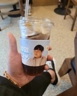 Lee Jin-ho Instagram - 저의 데뷔한 날이 벌써 6000일이 
되었다고 하네요 저도 모르고 있었는데 이렇게 챙겨주시는
팬분들 감사합니다 ㅠㅠ👍👍
기념카페도 가봤어요 너무나 정성스럽게 준비해주신 분들 너무나 감사드립니다.
도시락이랑 떡이랑 잘나눠 먹을게요😆👍👍👍

(기념카페는 상암동 이오월카페에서 요번주까지 운영된다고 합니다)
※상암동에 계신분들 한번씩 가보세여 제 지인분들도 함 가보셔요 ※