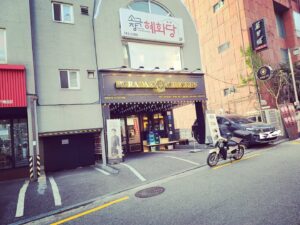 Lee Jin-ho Instagram - 며칠전 옛추억에 젖어 
혼자서 대학로에 갔었다
코미디를 시작하고 처음으로 
대학로 무대에 섰던 박승대홀1관이
사진속 양꼬치집 지하1층이고
사진속에 플랫폼74극장이 박승대홀2관이었다
그리고 우리가 하루에 한장씩 나오는 식권으로
밥을 먹었던 전주식당은 푸라닭치킨 집으로 바뀌었다

20대 가장 꿈에대한 열정이 넘쳤을때
내가 있었던 곳이다. 

추억이 있는곳은 언제나 반갑다
(10x10에서 쇼핑 하고옴)
#괜히있어보이려고올린게시물
#괜히시크한척
#추천곡 #너에게난나에게넌
#박보람혜화동