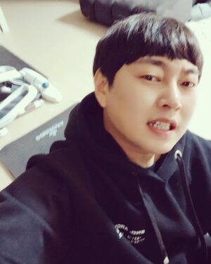 Lee Jin-ho Instagram - 헬스장을 못가니 
집에서 유튜브보면서 홈트레이닝 추천👍