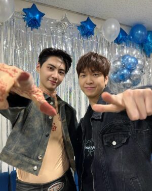 Lee Jin-hyuk Instagram - 오늘 쇼케이스를 마무리했습니다.
이번 6집 멋지게 시작해보겠습니다!
도와준 태빈이형, MC 재필이형, 멋진 안무 짜준 제이릭형과
함께 무대해주는 내 친구와 동생들 너무 고맙고
활동 잘 부탁해😁
또 이 무대를 함께 즐길 브이단들과 여러분들께도
감사하다는 말씀 전하면서 지켜봐주세요 사랑합니다💙