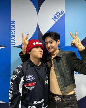 Lee Jin-hyuk Instagram - 오늘 쇼케이스를 마무리했습니다.
이번 6집 멋지게 시작해보겠습니다!
도와준 태빈이형, MC 재필이형, 멋진 안무 짜준 제이릭형과
함께 무대해주는 내 친구와 동생들 너무 고맙고
활동 잘 부탁해😁
또 이 무대를 함께 즐길 브이단들과 여러분들께도
감사하다는 말씀 전하면서 지켜봐주세요 사랑합니다💙