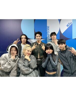 Lee Jin-hyuk Instagram - 오늘 쇼케이스를 마무리했습니다.
이번 6집 멋지게 시작해보겠습니다!
도와준 태빈이형, MC 재필이형, 멋진 안무 짜준 제이릭형과
함께 무대해주는 내 친구와 동생들 너무 고맙고
활동 잘 부탁해😁
또 이 무대를 함께 즐길 브이단들과 여러분들께도
감사하다는 말씀 전하면서 지켜봐주세요 사랑합니다💙