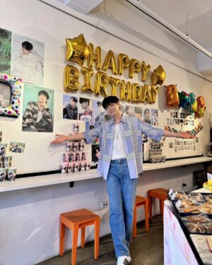 Lee Jin-hyuk Instagram - 20대의 마지막 생일을 여러분들과 함께 마무리 할 수 있어서 행복합니다
그 따스함을 안고서 더 좋은 모습 보여드리겠습니다! 사랑해요💙