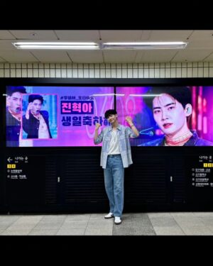 Lee Jin-hyuk Instagram - 20대의 마지막 생일을 여러분들과 함께 마무리 할 수 있어서 행복합니다
그 따스함을 안고서 더 좋은 모습 보여드리겠습니다! 사랑해요💙