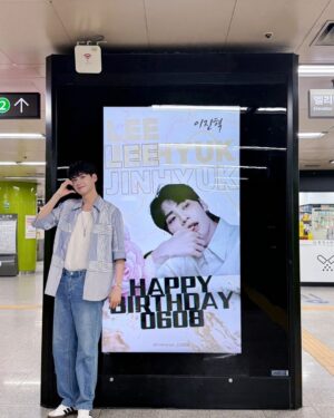 Lee Jin-hyuk Instagram - 20대의 마지막 생일을 여러분들과 함께 마무리 할 수 있어서 행복합니다
그 따스함을 안고서 더 좋은 모습 보여드리겠습니다! 사랑해요💙