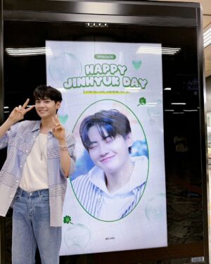 Lee Jin-hyuk Instagram - 20대의 마지막 생일을 여러분들과 함께 마무리 할 수 있어서 행복합니다
그 따스함을 안고서 더 좋은 모습 보여드리겠습니다! 사랑해요💙