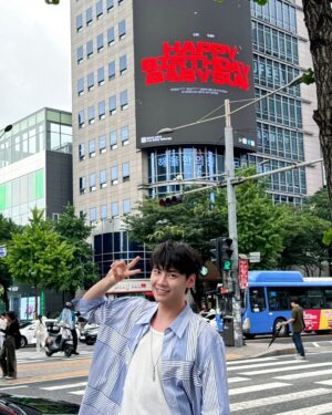 Lee Jin-hyuk Instagram - 20대의 마지막 생일을 여러분들과 함께 마무리 할 수 있어서 행복합니다
그 따스함을 안고서 더 좋은 모습 보여드리겠습니다! 사랑해요💙