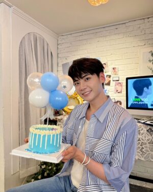 Lee Jin-hyuk Instagram - 20대의 마지막 생일을 여러분들과 함께 마무리 할 수 있어서 행복합니다
그 따스함을 안고서 더 좋은 모습 보여드리겠습니다! 사랑해요💙