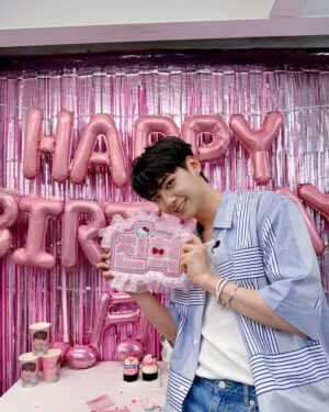 Lee Jin-hyuk Instagram - 20대의 마지막 생일을 여러분들과 함께 마무리 할 수 있어서 행복합니다
그 따스함을 안고서 더 좋은 모습 보여드리겠습니다! 사랑해요💙