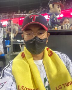 Lee Jong-hyuk Instagram - 이젠 거의 #lg트윈스  승리요정이네 ㅎㅎ 소맥에 양대창이나 먹으러 가야징..차명석단장님 진짜 매일와요??ㅋㅋ