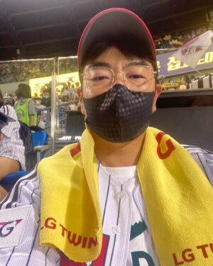 Lee Jong-hyuk Instagram - 이젠 거의 #lg트윈스  승리요정이네 ㅎㅎ 소맥에 양대창이나 먹으러 가야징..차명석단장님 진짜 매일와요??ㅋㅋ