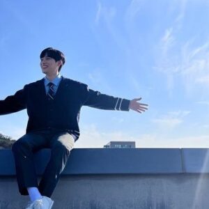 Lee Jong-hyuk Instagram - #청담국제고등학교 #bitchxrich 

@wavve.official @netflixkr