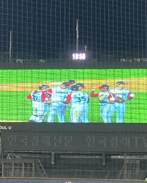 Lee Jong-hyuk Instagram - 이젠 거의 #lg트윈스  승리요정이네 ㅎㅎ 소맥에 양대창이나 먹으러 가야징..차명석단장님 진짜 매일와요??ㅋㅋ