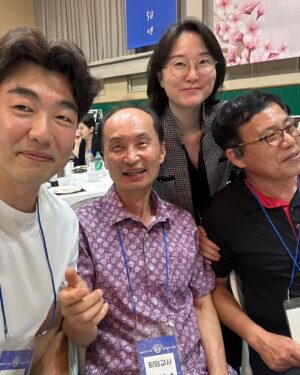 Lee Jong-hyuk Instagram - 상문고50주년기념행사에 초대 받았다.. 많은 일들을 거치고도 학교를 지켜주신 선생님들께 감사드린다..학창시절로 돌아간 느낌..건강하시길 바라며..옛날사진ㅋㅋ 동기들 미안..ㅋㅋ 상문출신동문들! 대신해서 몇분 선생님들 뵙고 왔어용