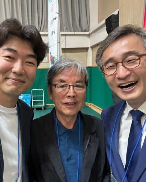 Lee Jong-hyuk Instagram - 상문고50주년기념행사에 초대 받았다.. 많은 일들을 거치고도 학교를 지켜주신 선생님들께 감사드린다..학창시절로 돌아간 느낌..건강하시길 바라며..옛날사진ㅋㅋ 동기들 미안..ㅋㅋ 상문출신동문들! 대신해서 몇분 선생님들 뵙고 왔어용