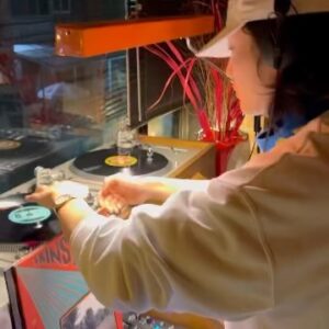 Lee Jong-won Instagram - 첫 LP 디제잉을 힐즈에서 했습니다! 두시간의 러닝타임이 긴줄만 알았는데 끝나니 내심 아쉬웠습니다요. 들으러 와준 친구들, 디제잉 알려준 선생님 다니엘, 자리 마련해준 힐즈 고마워요 🥰👊👊