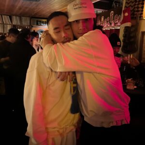 Lee Jong-won Instagram - 첫 LP 디제잉을 힐즈에서 했습니다! 두시간의 러닝타임이 긴줄만 알았는데 끝나니 내심 아쉬웠습니다요. 들으러 와준 친구들, 디제잉 알려준 선생님 다니엘, 자리 마련해준 힐즈 고마워요 🥰👊👊