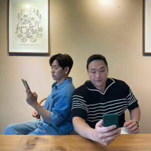 Lee Ju-seung Instagram - interview day #다우렌의결혼 #Dauren's Wedding #6월12일 #대개봉 #많은관심부탁드려요❤️ #이주승 #구성환 #카자흐스탄 #힐링모먼트 #따뜻한영화 #무해하다~