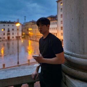 Lee Ju-seung Instagram - 저랑 와인 한잔하실래요? 
Would you like to have a glass of wine with me?
Vuoi bere un bicchiere di vino con me?
#italy #italia #udine #filmfestival