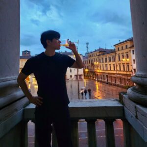 Lee Ju-seung Instagram - 저랑 와인 한잔하실래요? 
Would you like to have a glass of wine with me?
Vuoi bere un bicchiere di vino con me?
#italy #italia #udine #filmfestival