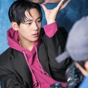 Lee Jung-ha Instagram - 얼루어 화보 찍을 때 회사가 찍은 비 하인드 컷 !

@namooactors 
@allurekorea