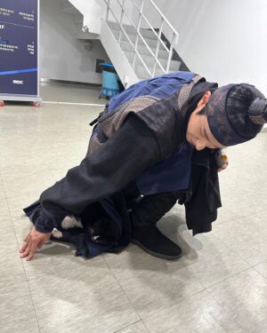 Lee Jung-jun Instagram - 장군이🐈‍⬛
⠀
⠀
⠀
⠀
⠀
⠀
⠀
#꼭두의계절 #고양이