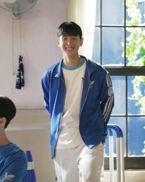 Lee Jung-jun Instagram - 10시에 치얼업에서 만나요😊
.

.

.

.
 #sbsdrama #치얼업 #cheerup #기운찬 #이엘파크 #elpark
