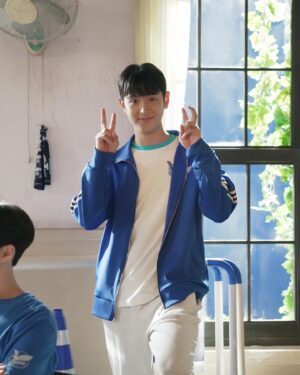Lee Jung-jun Instagram - 10시에 치얼업에서 만나요😊
.

.

.

.
 #sbsdrama #치얼업 #cheerup #기운찬 #이엘파크 #elpark