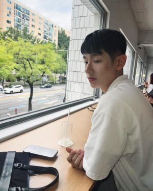 Lee Jung-jun Instagram - 🤔