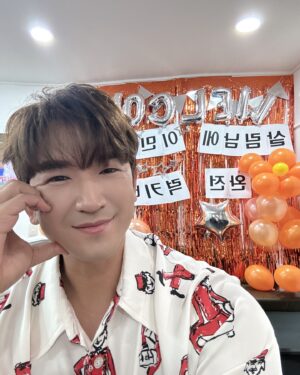 Lee Min-woo Instagram - 🍊살림남 오늘밤 9:15 본방사수🍊

일주일이 이렇게 빨리 지나가네요~😌

첫방 이후~ 많은 분들의 응원메세지를 받았는데
보면서 너무 감동했고 위로가 많이 되었어요💕
정말 진심으로 고마워요~🙏

오늘밤도 본방사수 부탁합니다귤~🍊🧡

I M U~🧡

#kbs2 #살림남 #본방사수
#신화 #이민우 #M