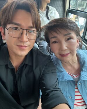 Lee Min-woo Instagram - 💕오늘밤 살림남은 사랑하는 엄마와 데이트💕

이 사진들을 보는데 이런생각이 드네요~

다같이 웃! 어! 요!😄 아님 미소라도 지어봐요~😊
힘들어도 한숨보다는 웃고 미소짓고 
내자신한테 잘하고있다고 칭찬해봐요~💕
긍정적인 생각으로 자기자신을 아끼고 보살펴봐요~🫶
자신을 사랑하면 자신감이 절로 생겨납니다~🥰

다같이 화이팅‼️

I M U🧡

오늘밤 9:15 살림남도
많관부 & 본방사수 부탁드립니다~🙏