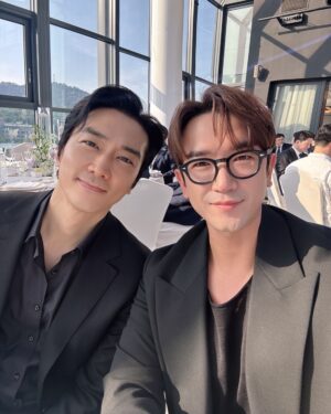 Lee Min-woo Instagram - 오랜만에 우리형~ 승헌이형이랑💕😊🤓

어제도 늘 그렇듯 형이랑 함께해서 너무 즐거웠습니당🥰

tVN 플레이어2 매주 월,화 pm 8:50‼️

본방사수‼️하자귤🧡

#플레이어2 #tvn 
#우주최강미남 #송승헌