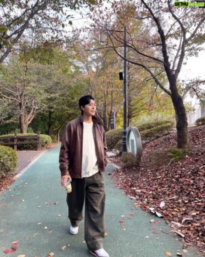 Lee Moo-saeng Instagram - ⠀
올가을도 
무생과 함께라면 기분 UP 🍂
⠀
#배우 #이무생 #leemusaeng
@aliencompany_official