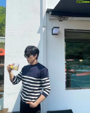 Lee Moo-saeng Instagram - ⠀
여름... 무생이었다...🌸
⠀
#배우 #이무생 #leemusaeng
@aliencompany_official