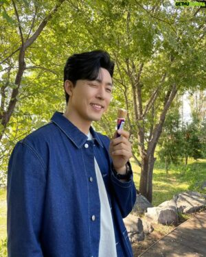 Lee Moo-saeng Instagram - ⠀
불금에는 청량 무생과 함께 🍦
⠀
#배우 #이무생 #leemusaeng
@aliencompany_official