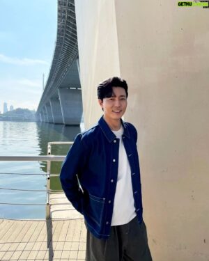 Lee Moo-saeng Instagram - ⠀
불금에는 청량 무생과 함께 🍦
⠀
#배우 #이무생 #leemusaeng
@aliencompany_official