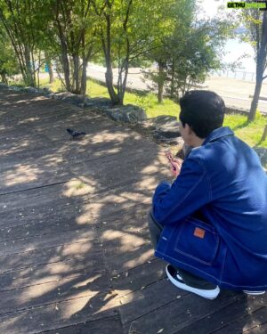 Lee Moo-saeng Instagram - ⠀
불금에는 청량 무생과 함께 🍦
⠀
#배우 #이무생 #leemusaeng
@aliencompany_official