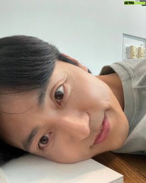 Lee Moo-saeng Instagram - ⠀
나른한 오후엔
역시 무생 배우 사진이지📸
⠀
#배우 #이무생 #leemusaeng
@aliencompany_official